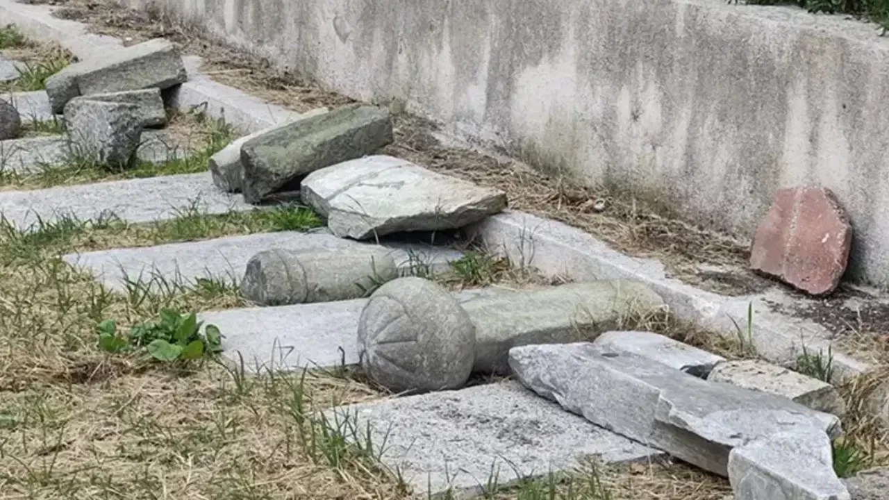 İstanbul Fatih'te tarihi haziredeki mezar taşlarını kıran şüpheli yakalandı