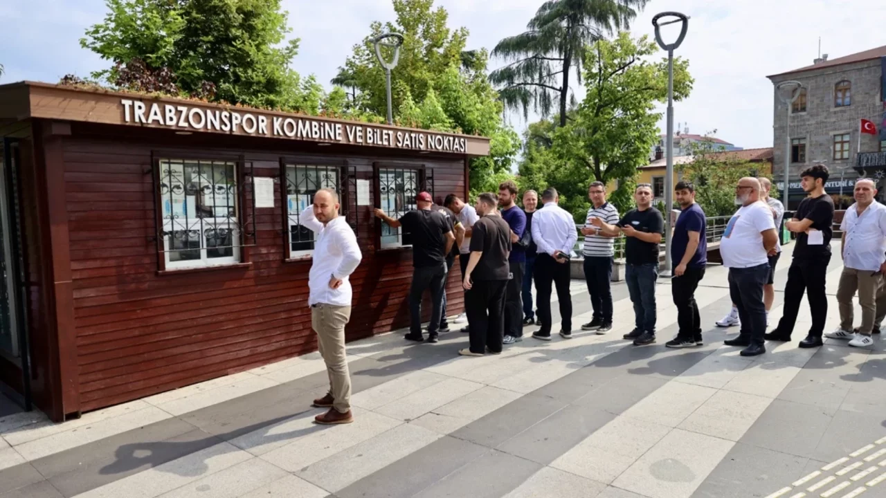 Trabzon'da Salah coşkusu: Taraftarlar, kombine ve forma satış noktalarına hücum etti