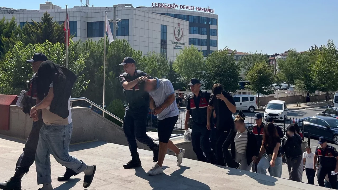 Kadın kıyafeti giydirip görüntülerle şantaj yaptılar