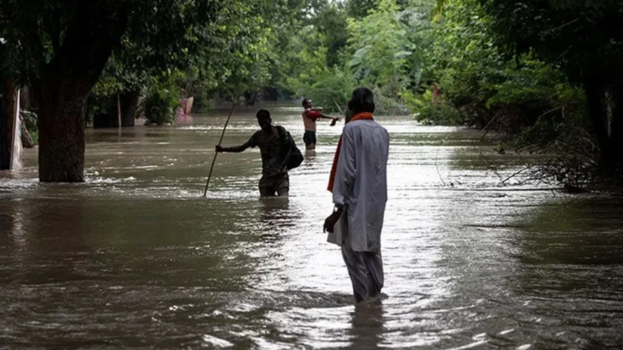 Hindistan'da muson yağmurları 164 can aldı