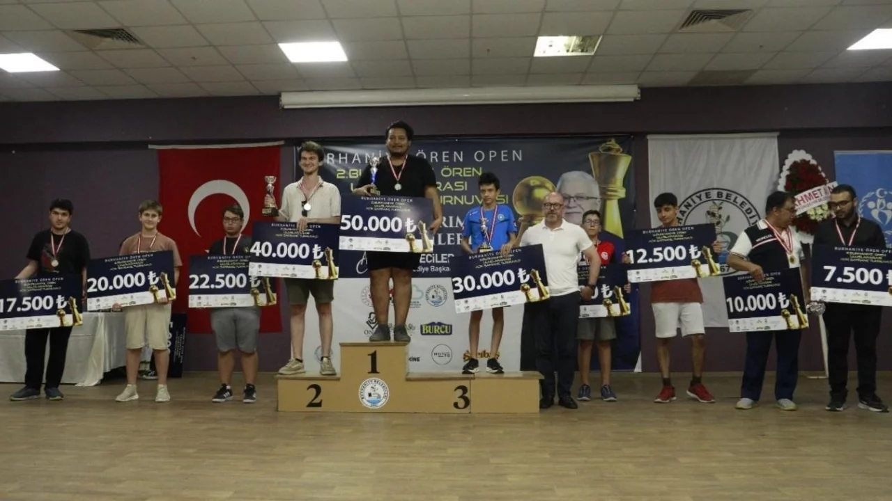 Bursa Büyükşehir Belediyespor'dan satrançta çifte kupa zaferi