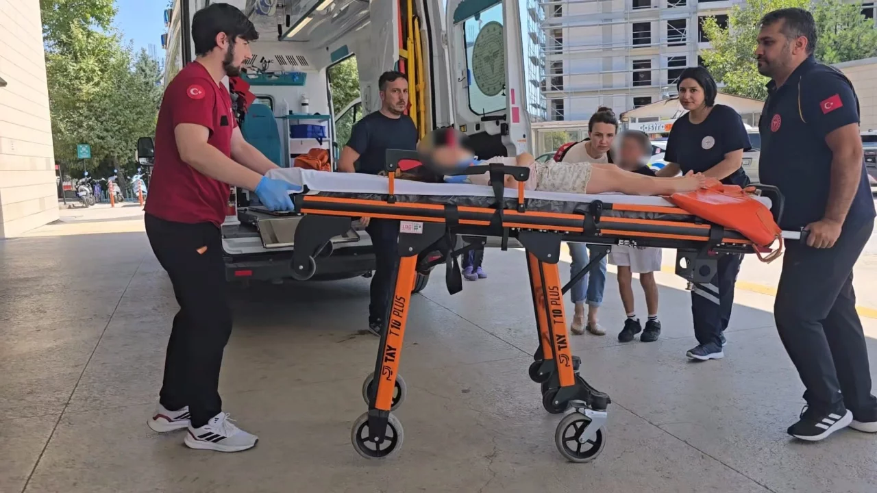 Bursa'da otomobil motosikletle çarpıştı: 2'si çocuk 3 yaralı