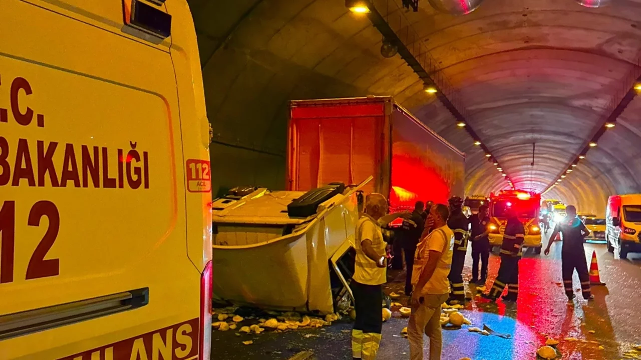 Bursa'da kamyona çarpan tırın kupası dorseden ayrıldı: 1 ağır yaralı