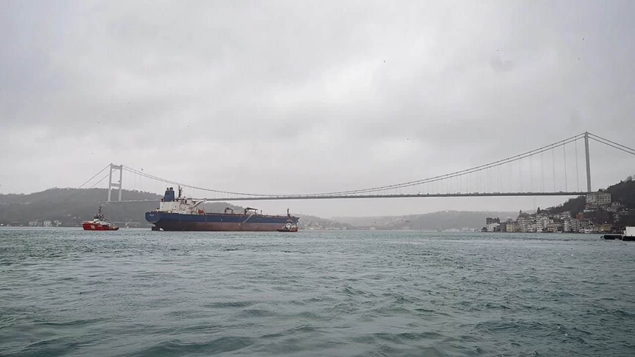 İstanbul Boğazı'nda gemi trafiği çift yönlü olarak askıya alındı