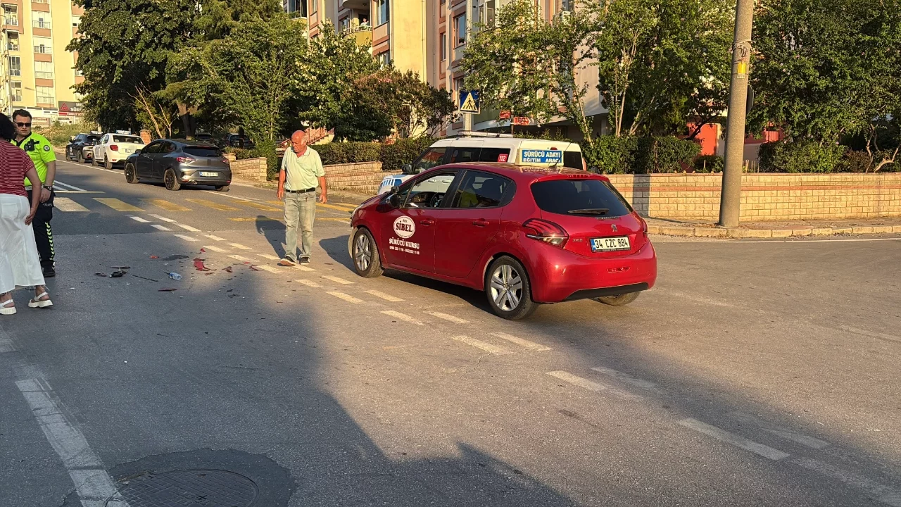 Otomobille çarpışıp savrulan motosiklet başka bir araca çarptı
