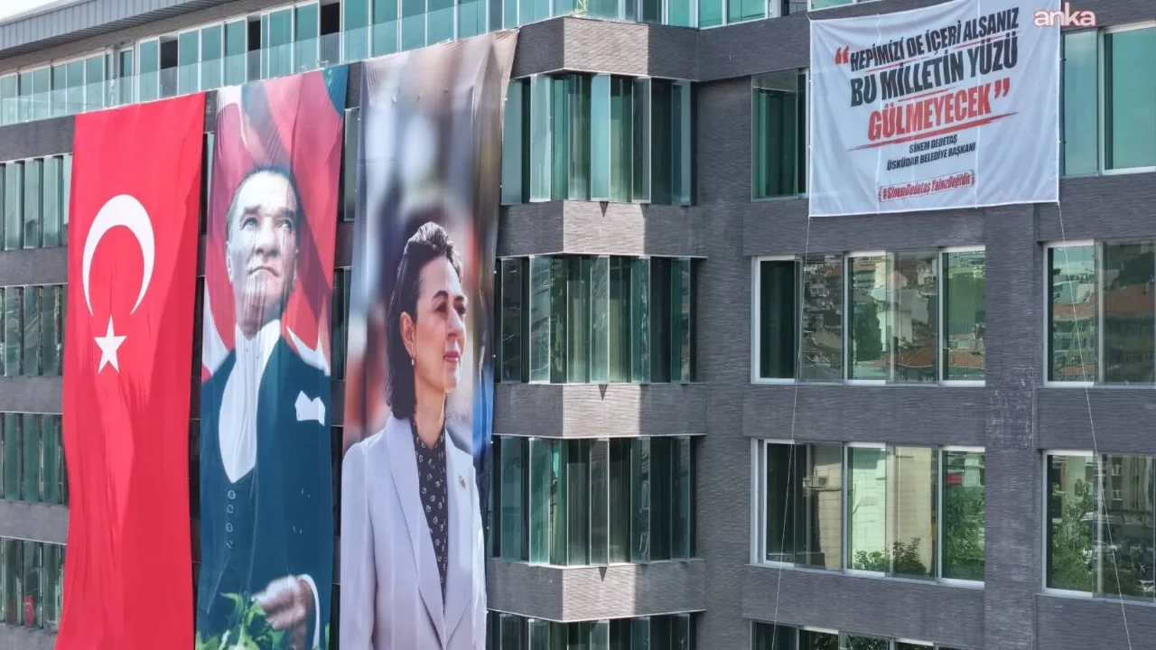 Üsküdar Belediyesi'ndeki Sinem Dedetaş posteri ile "Hepimizi de içeri alsanız bu milletin yüzü gülmeyecek" yazılı afiş indirildi