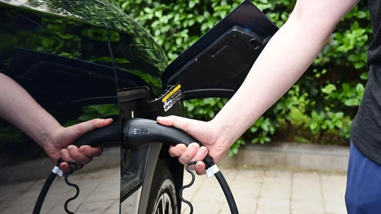 Otomobil pazarındaki satışların yarısından fazlasını elektrikli araçlar oluşturdu