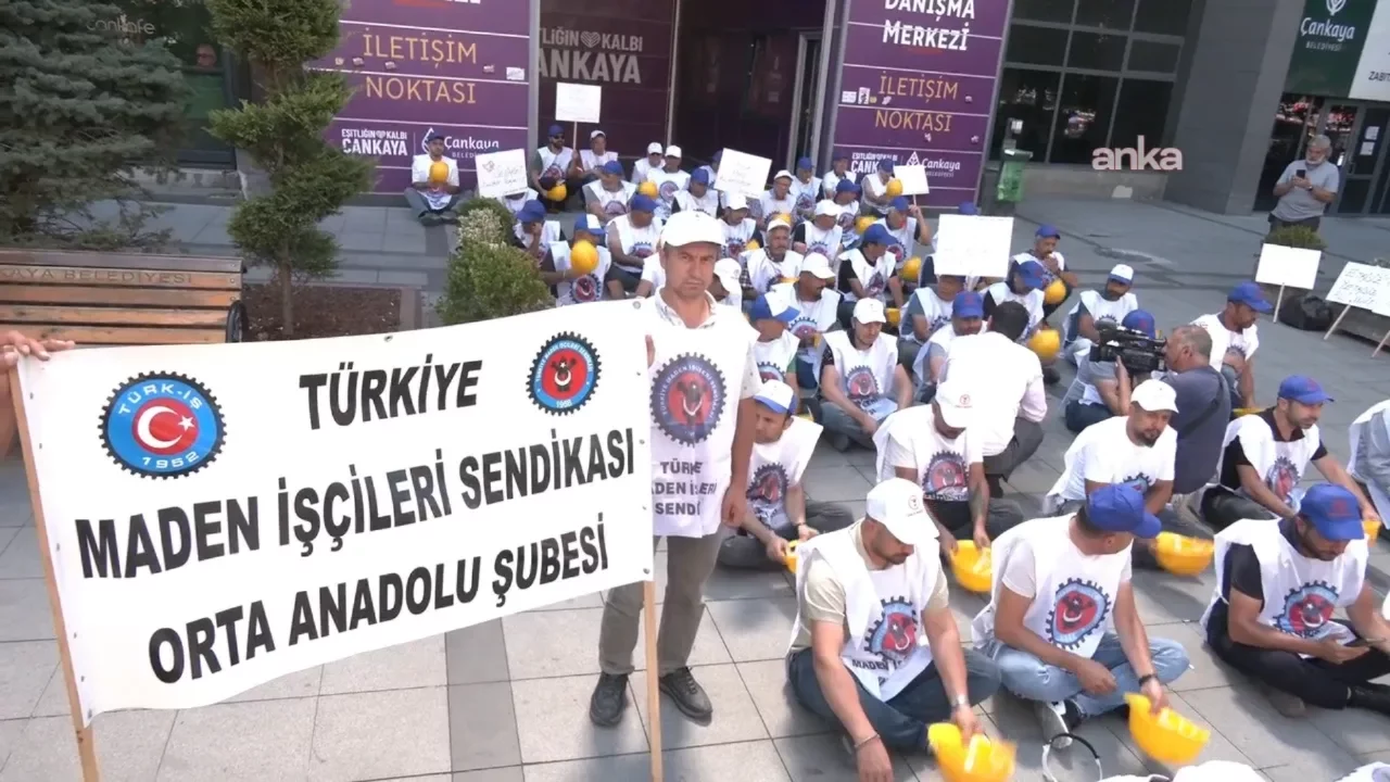 Doruk Madencilik işçileri, alacaklarının ödenmesi talebiyle Kızılay'da oturma eylemi yaptı