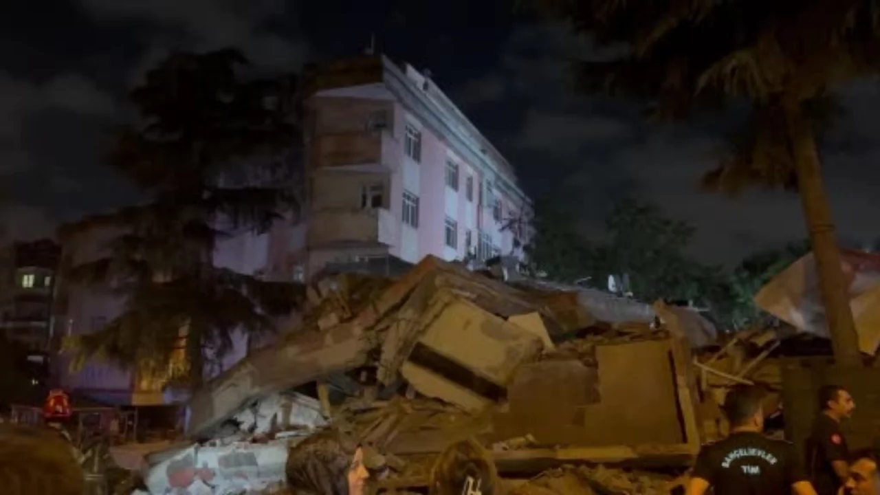 İstanbul'da 4 katlı boş bina çöktü