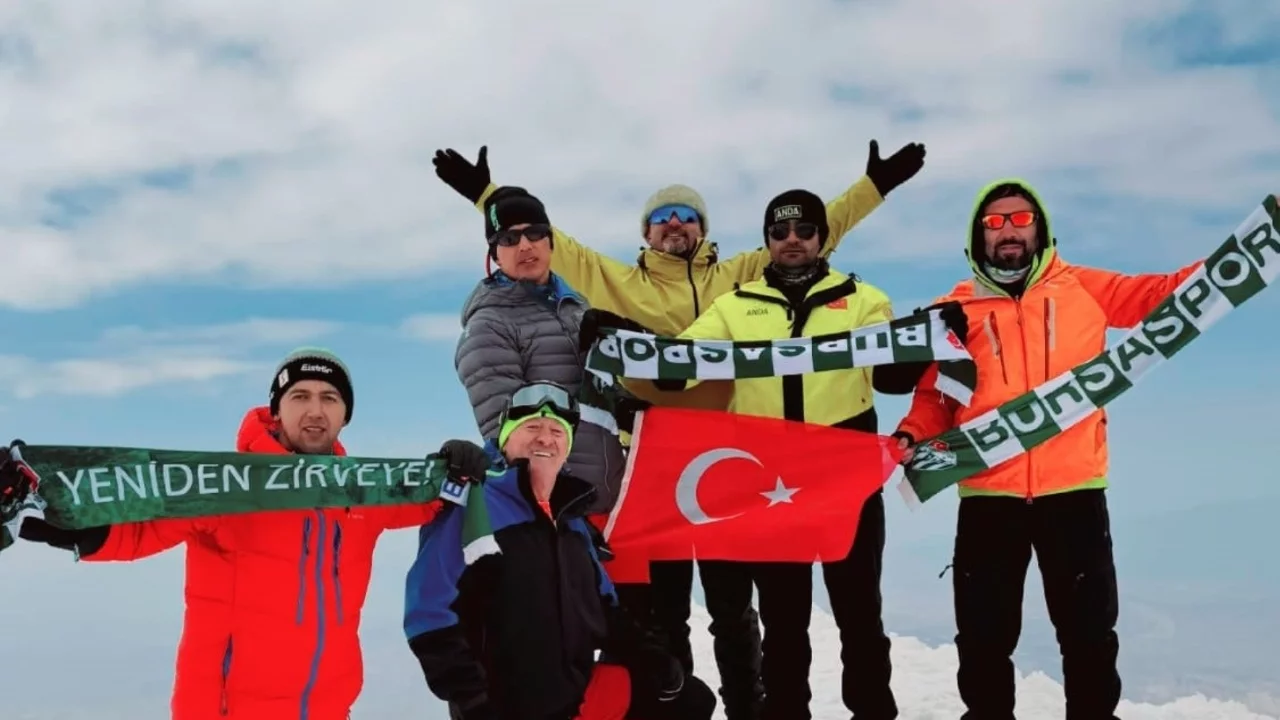 Bursalı dağcılar Ağrı Dağı zirvesinde