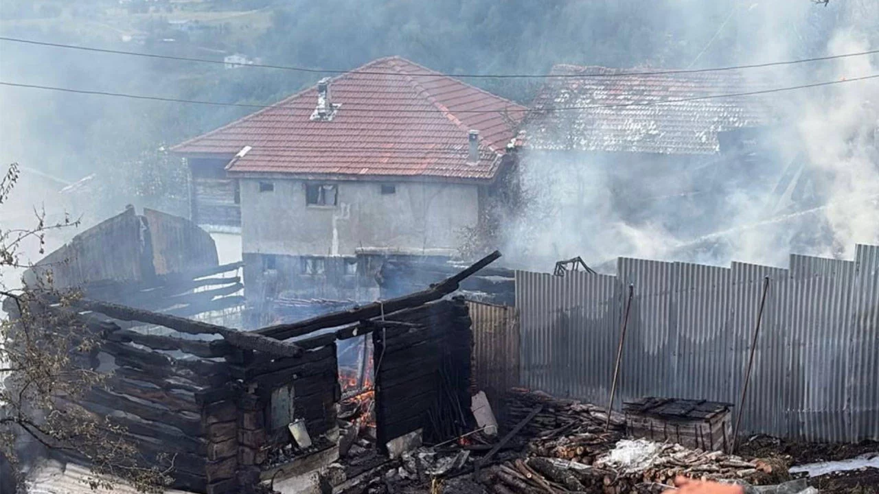 Tartıştığı komşusunu öldürdükten sonra evini ateşe verdi