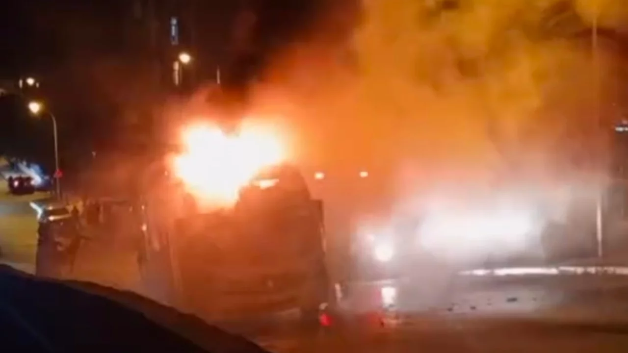 İstanbul'da minibüs yangını: Peş peşe patlamalar paniğe neden oldu