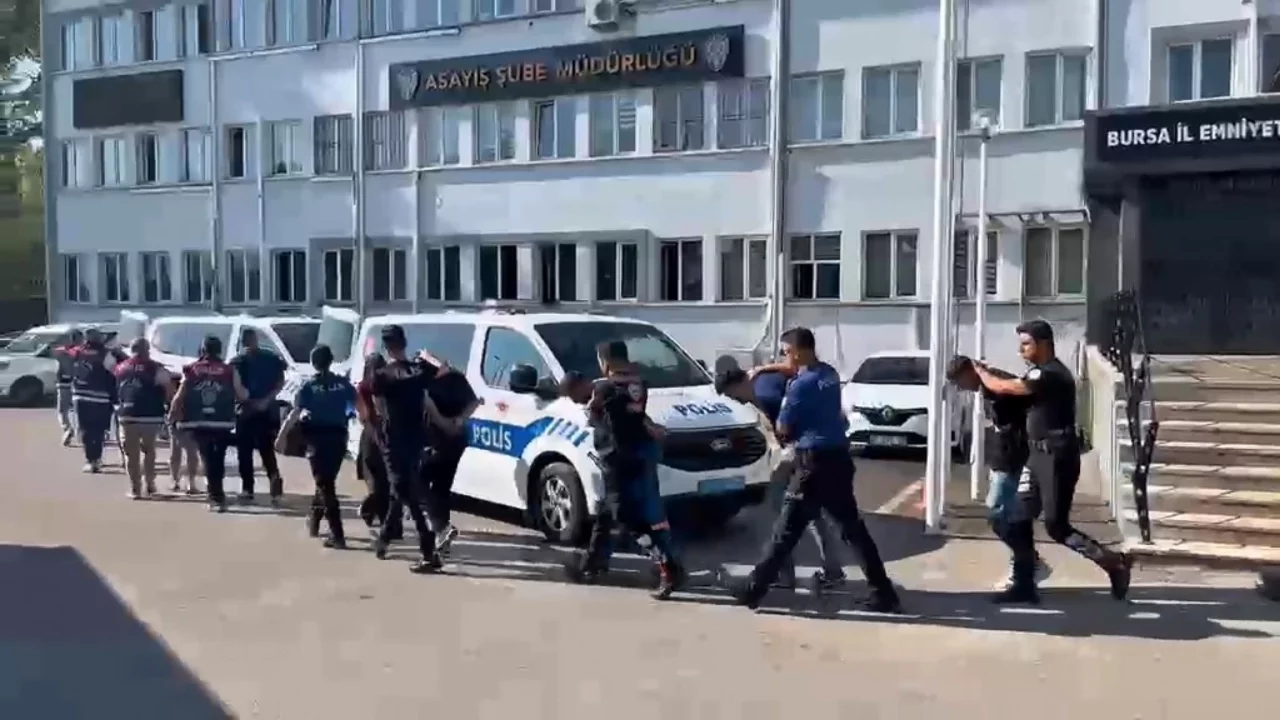 Bursa'da vatandaşlara zorla hesap açtırıp kara para aklayan şahıslara baskın