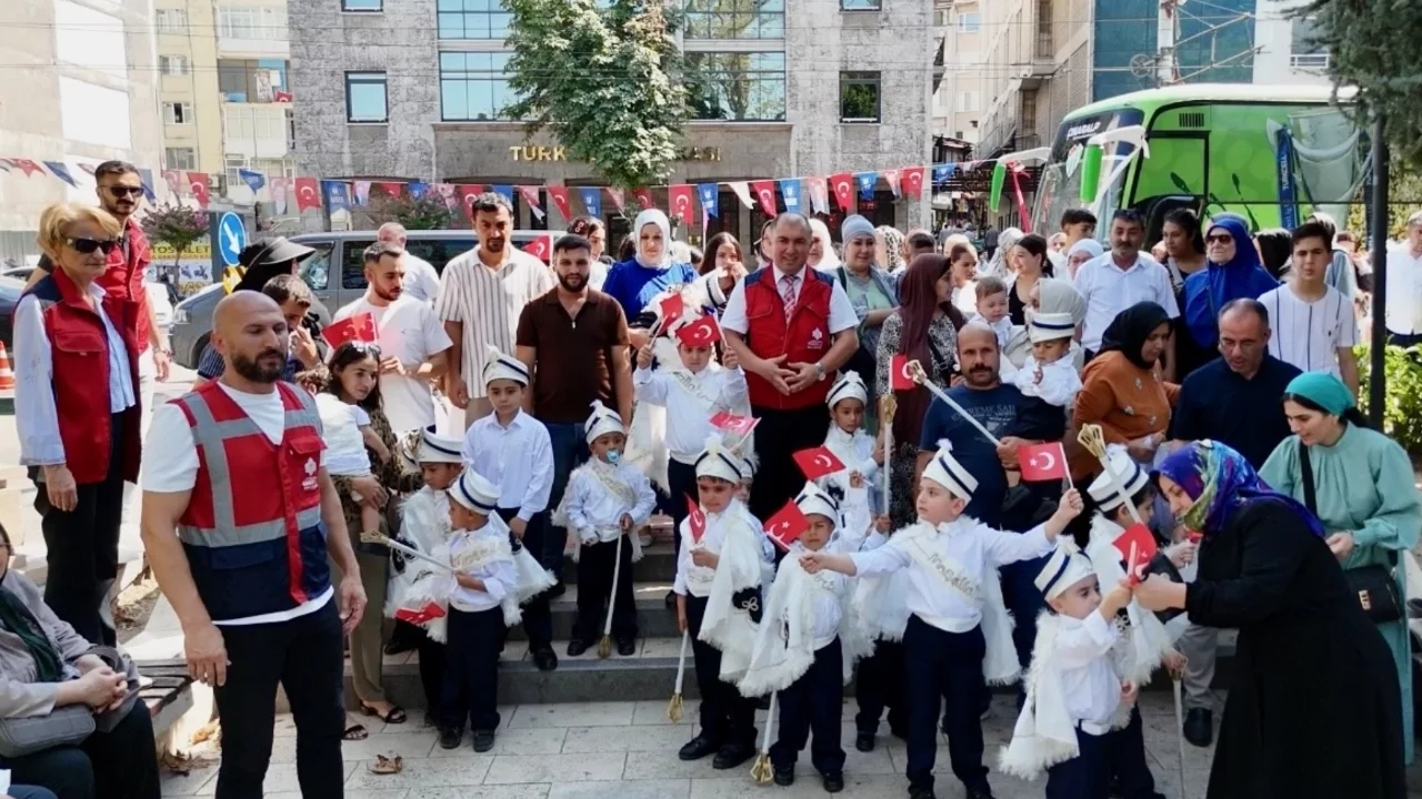Vakıflar Genel Müdürlüğü Bursa'da sünnet şöleni düzenledi