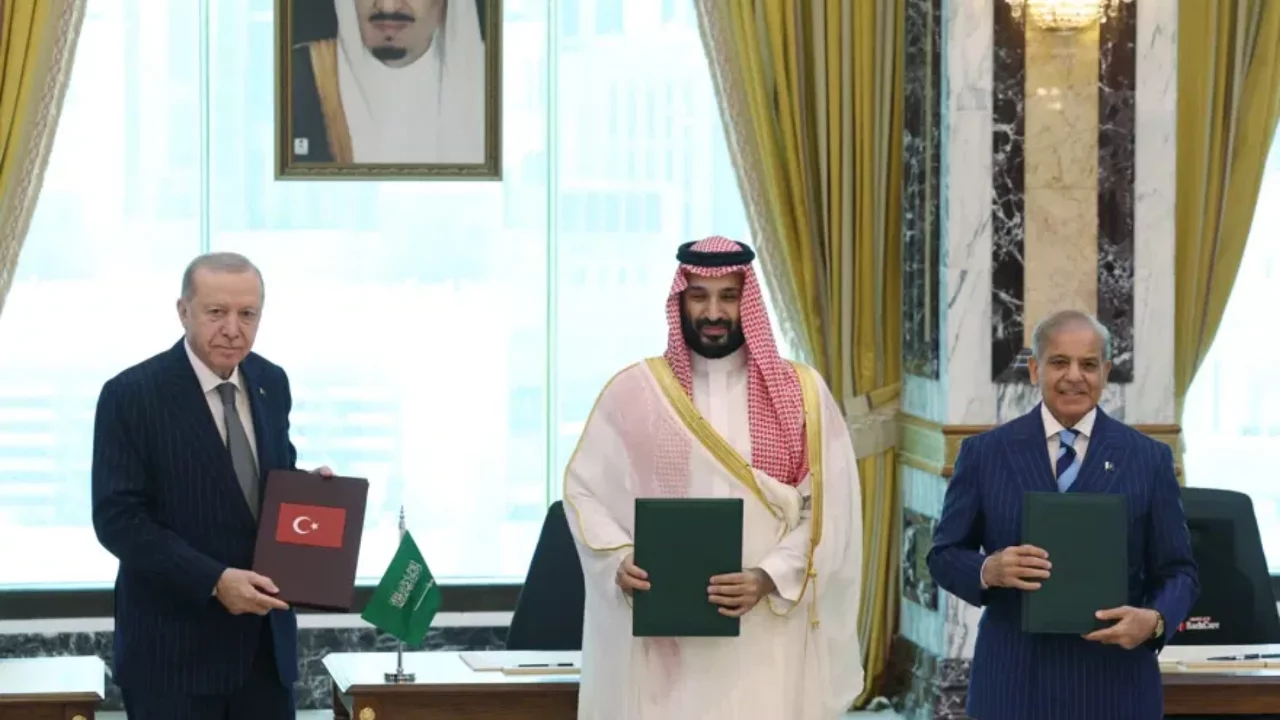 Savunma ittifakı Mekke Anlaşması'nda imzalar atıldı