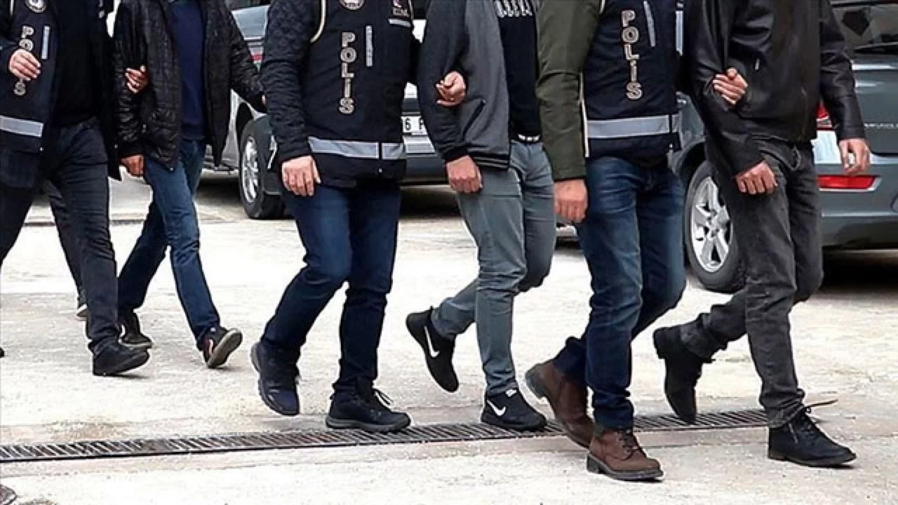 Sahte ekspertiz raporlarıyla Türk vatandaşlığı kazandıran suç örgütüne operasyon: Çok sayıda şüph...