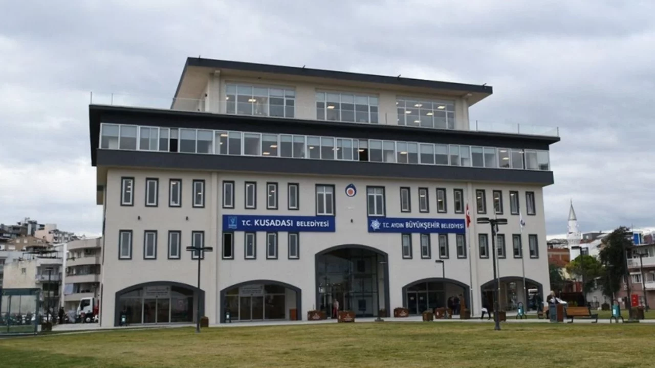 Kuşadası Belediyesi'ne operasyon