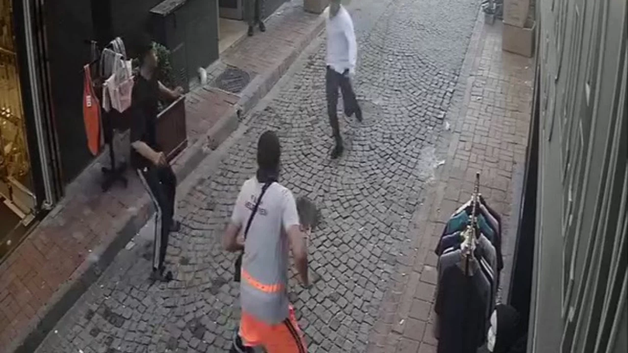 Tramvayda telefon çalıp kaçan hırsıza, temizlik personelinden süpürgeli müdahale