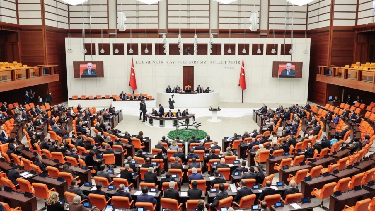 Yeni Parti, DEM Parti, CHP, İYİ Parti ve Yeni Yol Partisi'nin önerileri AK Parti ve MHP oylarıyla reddedildi