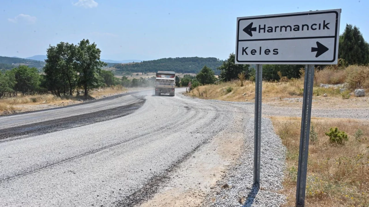Bursa Büyükşehir Belediyesi Harmancık'ta da yolları yeniliyor