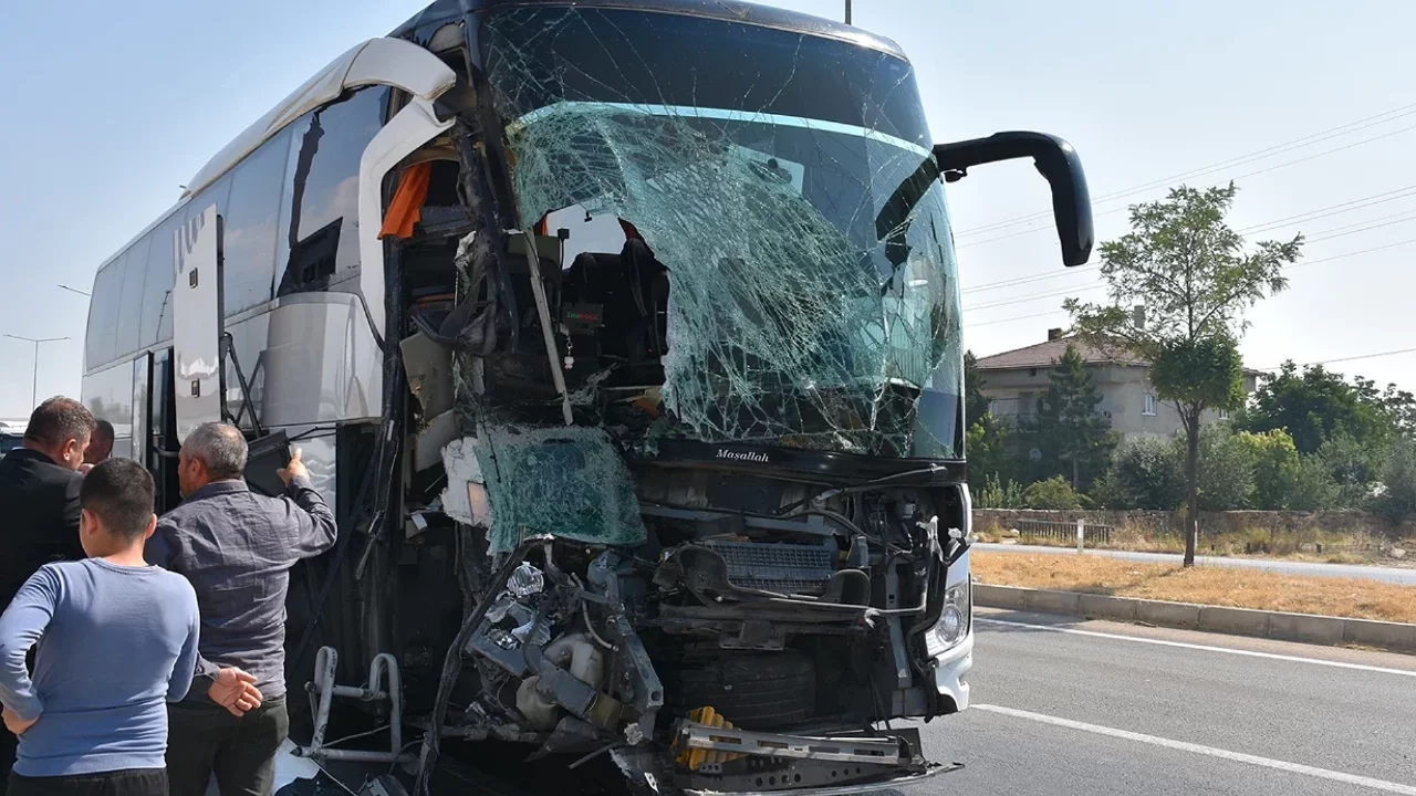 Yolcu otobüsü kamyonete çarptı: 1 ölü, 15 yaralı