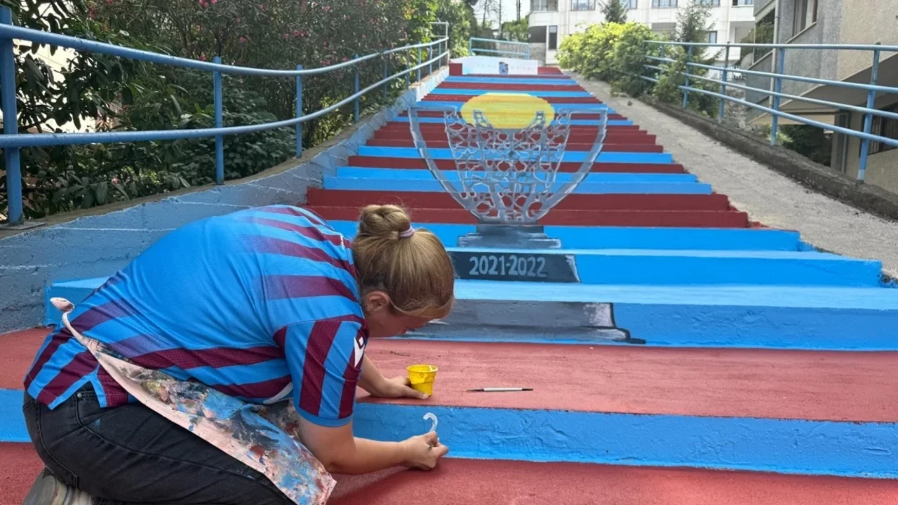 Trabzon'da kaldırımlar bordo maviye boyanıyor