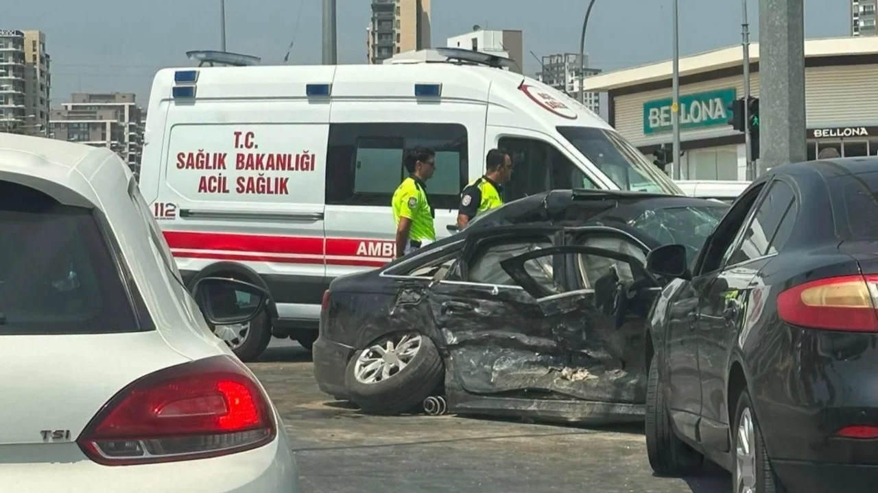 Mersin'de ambulans ile otomobil çarpıştı: 3'ü sağlık çalışanı 5 yaralı