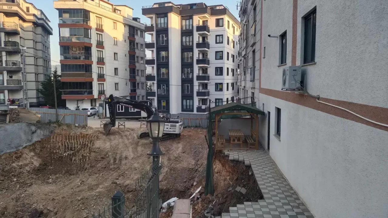 İstanbul'da istinat duvarı çöktü: 32 kişi tahliye edildi
