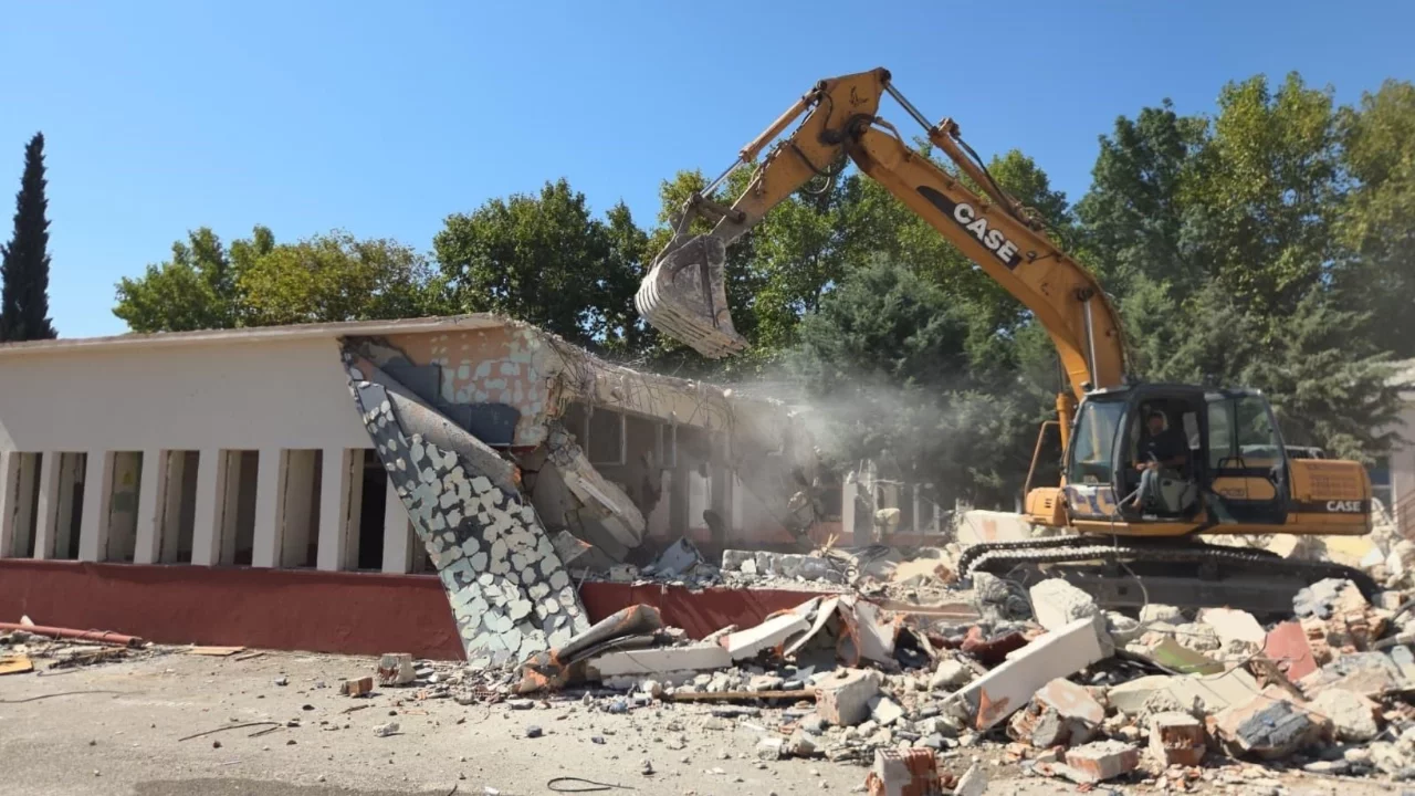 Bursa Orhangazi'deki meslek lisesinin yıkımına başlandı