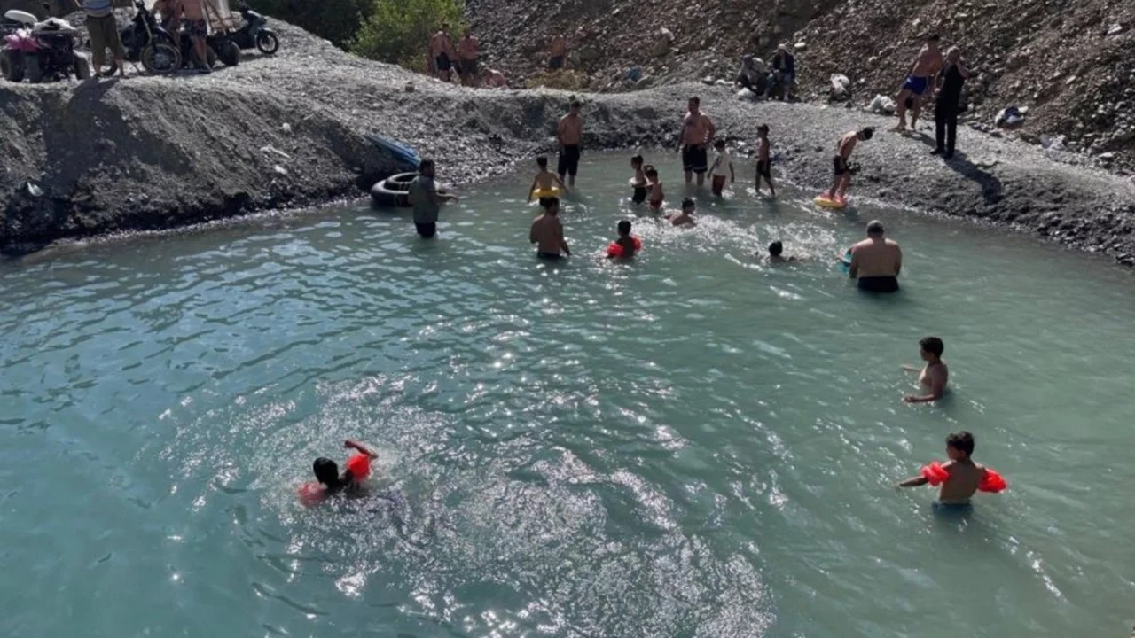 Dereyi kesip havuz yaptılar! Çevre illerden akın var