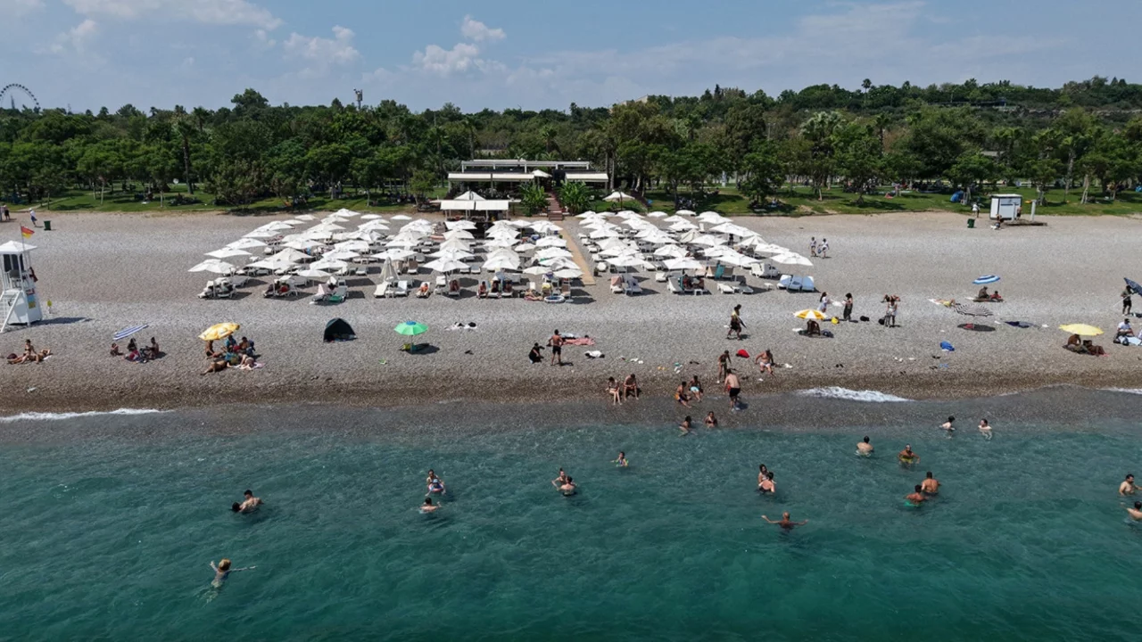 Antalya'da yüksek sıcaklık bunalttı: Denize akın ettiler