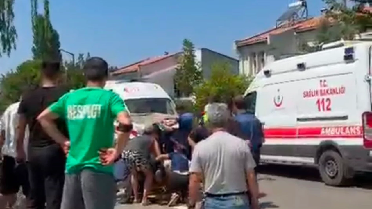 Motosiklet park halindeki otomobile çarptı: 2 ölü
