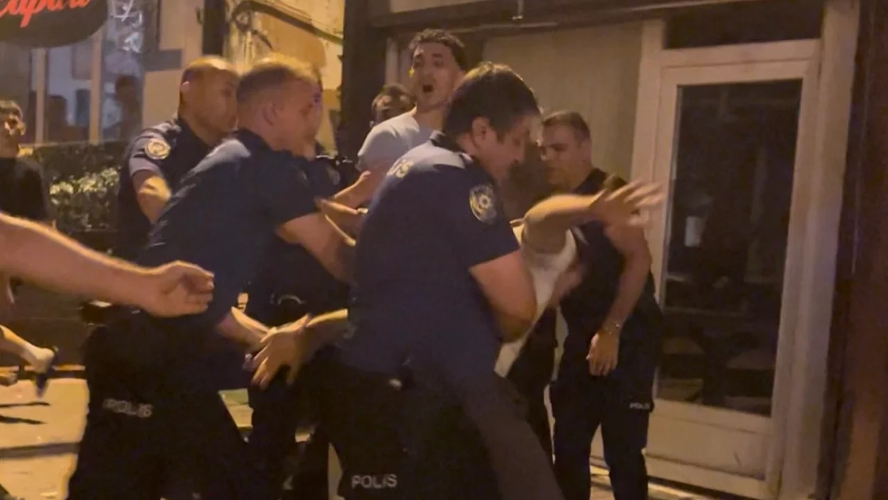 Bursa Arapşükrü Sokağı'nda kavga! Polis biber gazı kullandı
