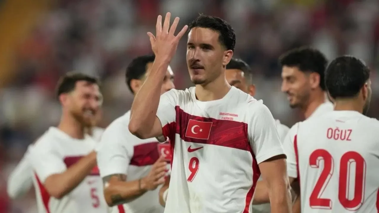 Milli futbolcunun evine hırsız girdi!