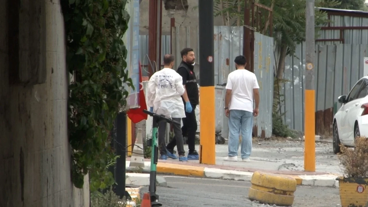 Polise bıçakla saldıran şüpheli ayağından vurularak yakalandı