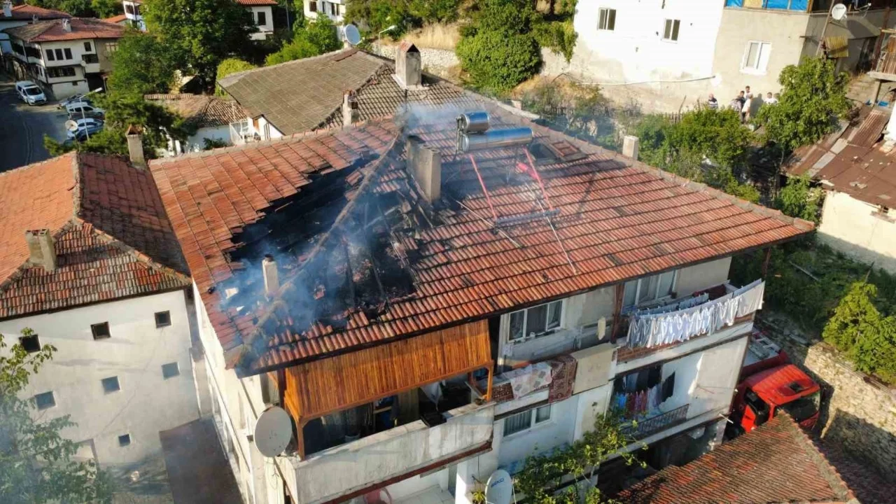 Safranbolu'da 3 katlı evin çatısında çıkan yangın büyümeden söndürüldü