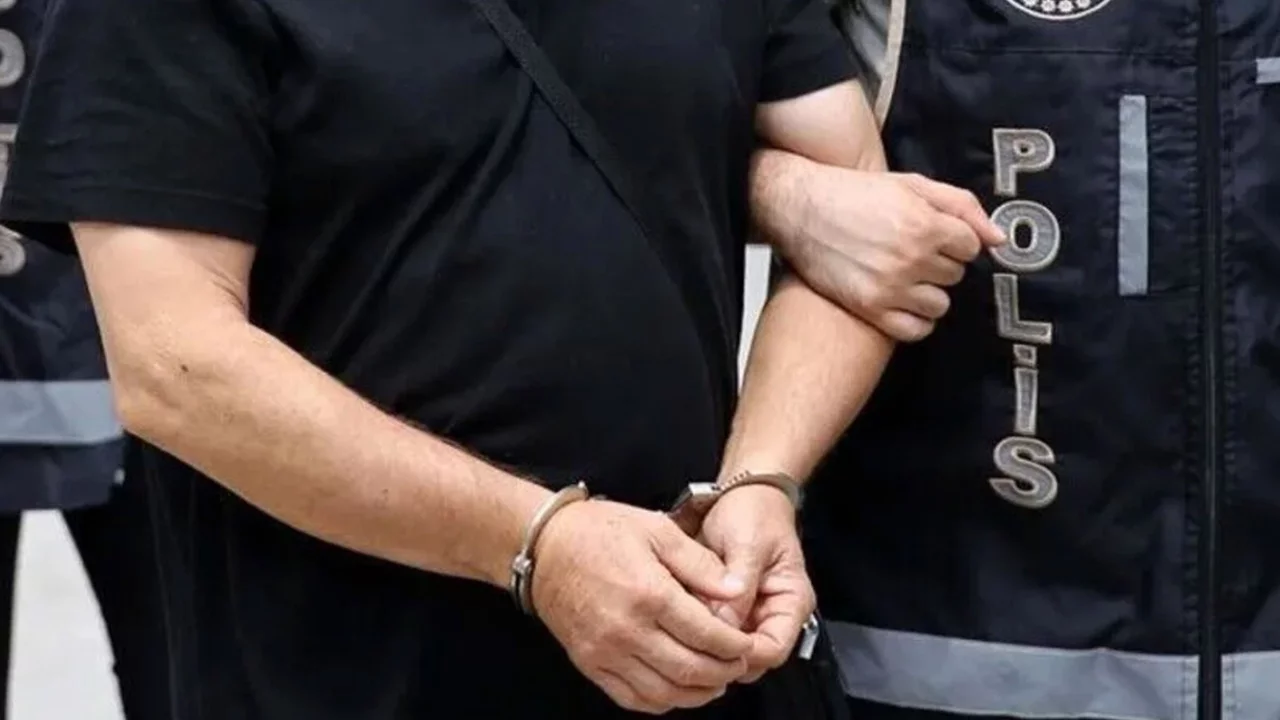 Kuşadası Belediyesi'ne operasyon: Yakalanan 16 şüpheli adliyede