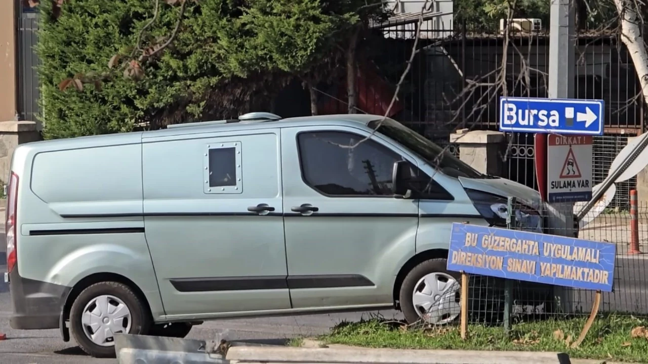 Bursa'da zırhlı banka aracı elektrik direğine çarptı