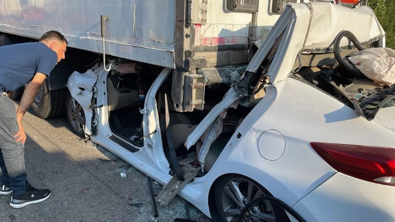 Tıra arkadan çarpan otomobilin sürücüsü yaşamını yitirdi