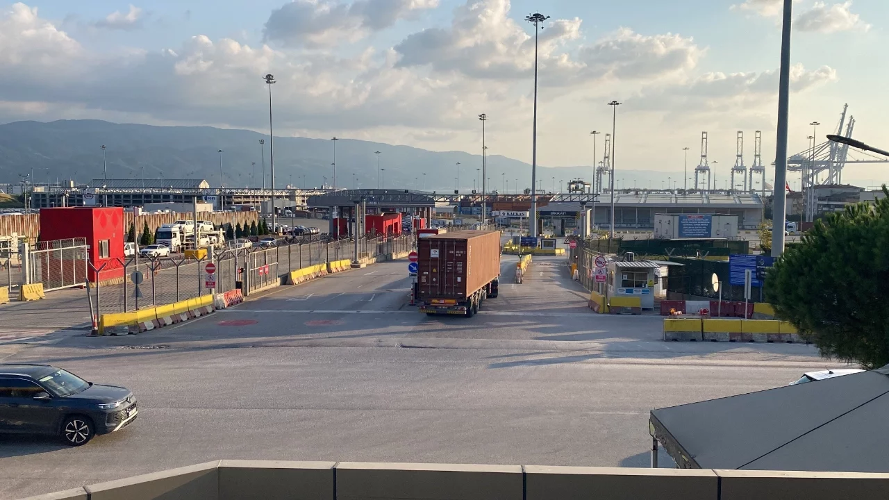 Kocaeli'nde yüksekten düşen liman vinci operatörü yaralandı