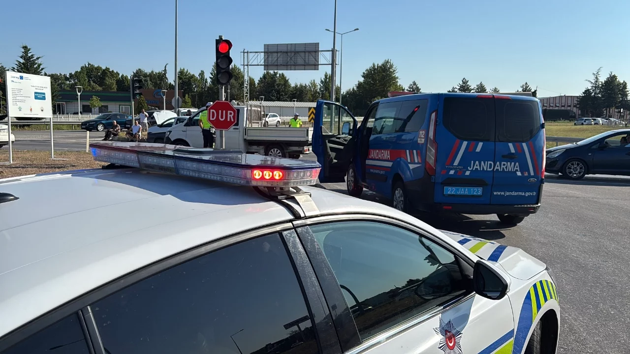 Edirne'de iki otomobil çarpıştı: 2 yaralı