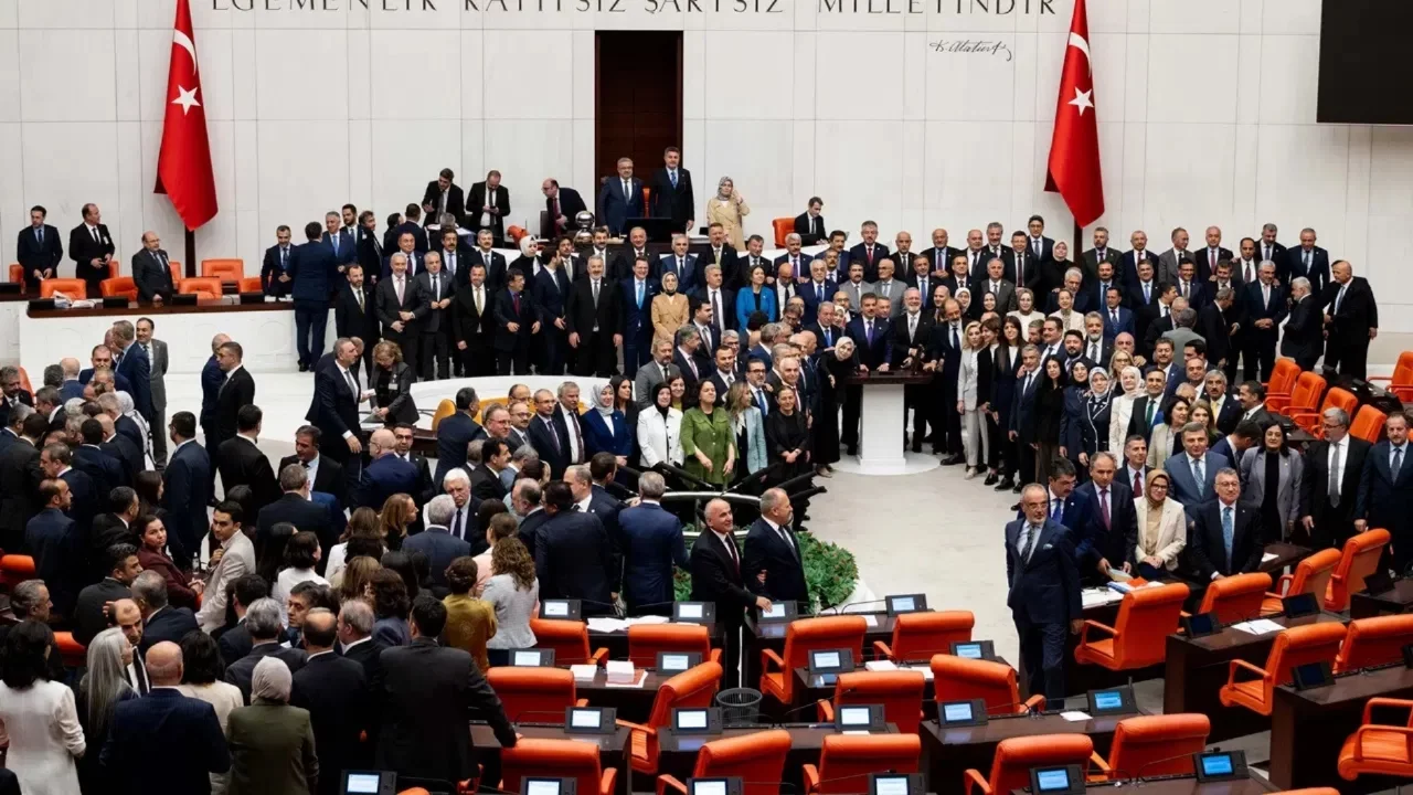 Çerçeve yasa Meclis'ten geçti: İşte isim isim, parti parti kullanılan oylar...