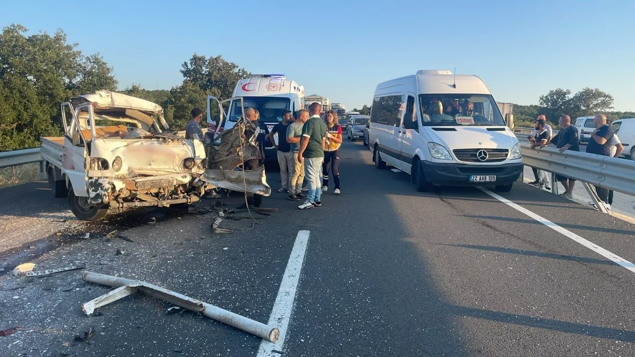 Edirne'de kamyona çarpan kamyonetin sürücüsü öldü