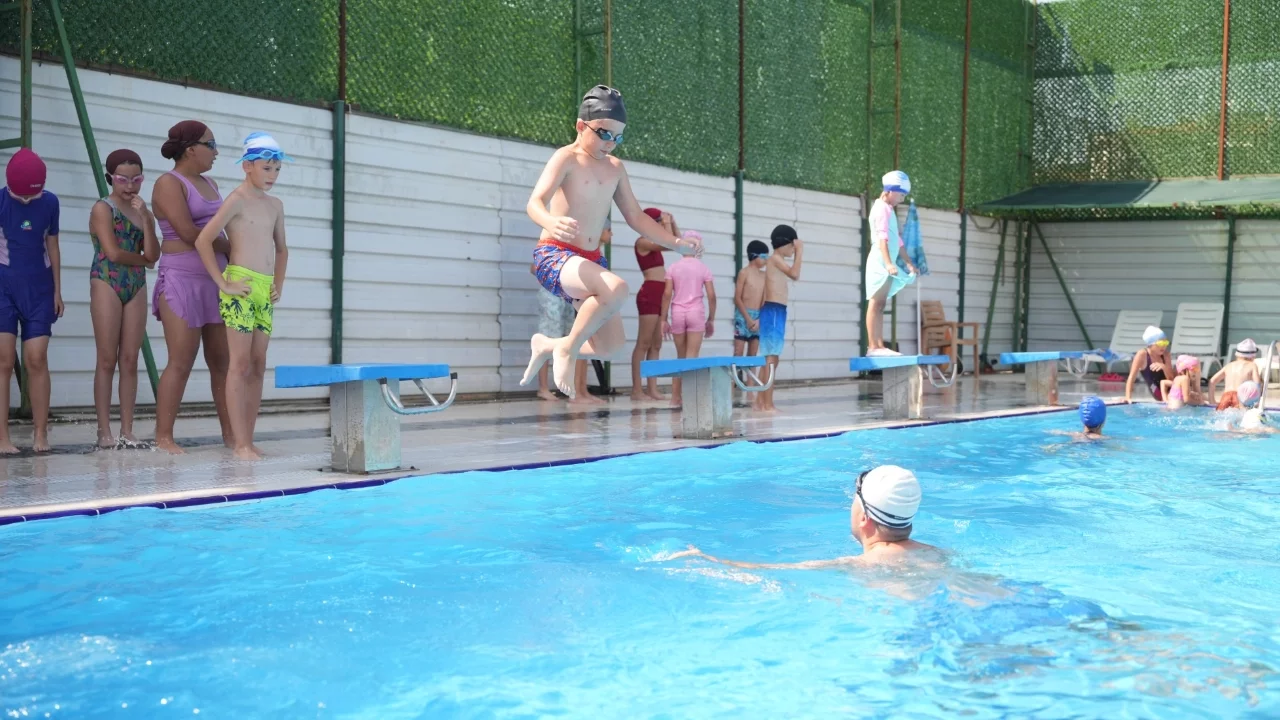 Yenişehir'de 140 minik sporcu yüzme öğrendi
