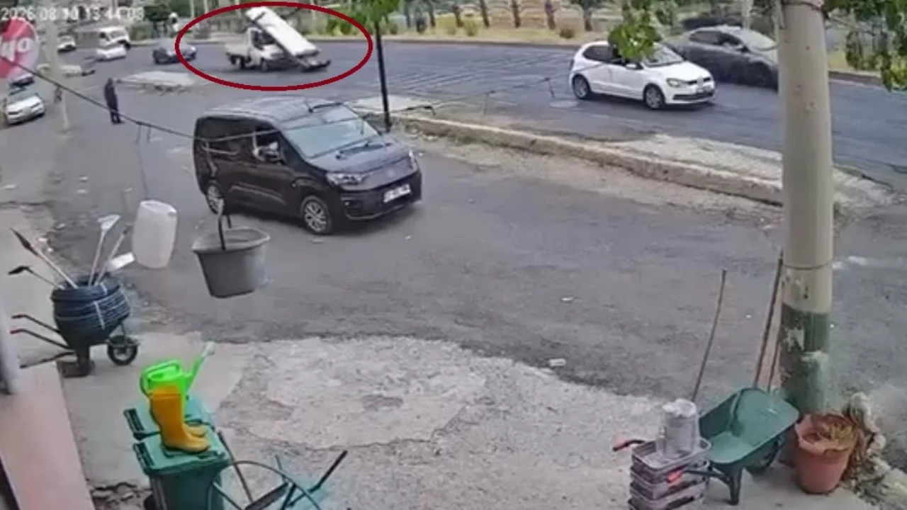 Fren yapan kamyonetin demirleri yola saçıldı