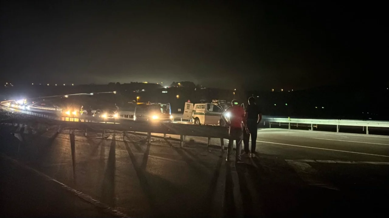 Kocaeli'de bariyerlere çarpan motosikletli hayatını kaybetti