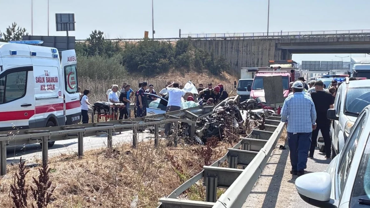 Bursa'da direksiyon hakimiyetini kaybeden otomobil bariyere girdi