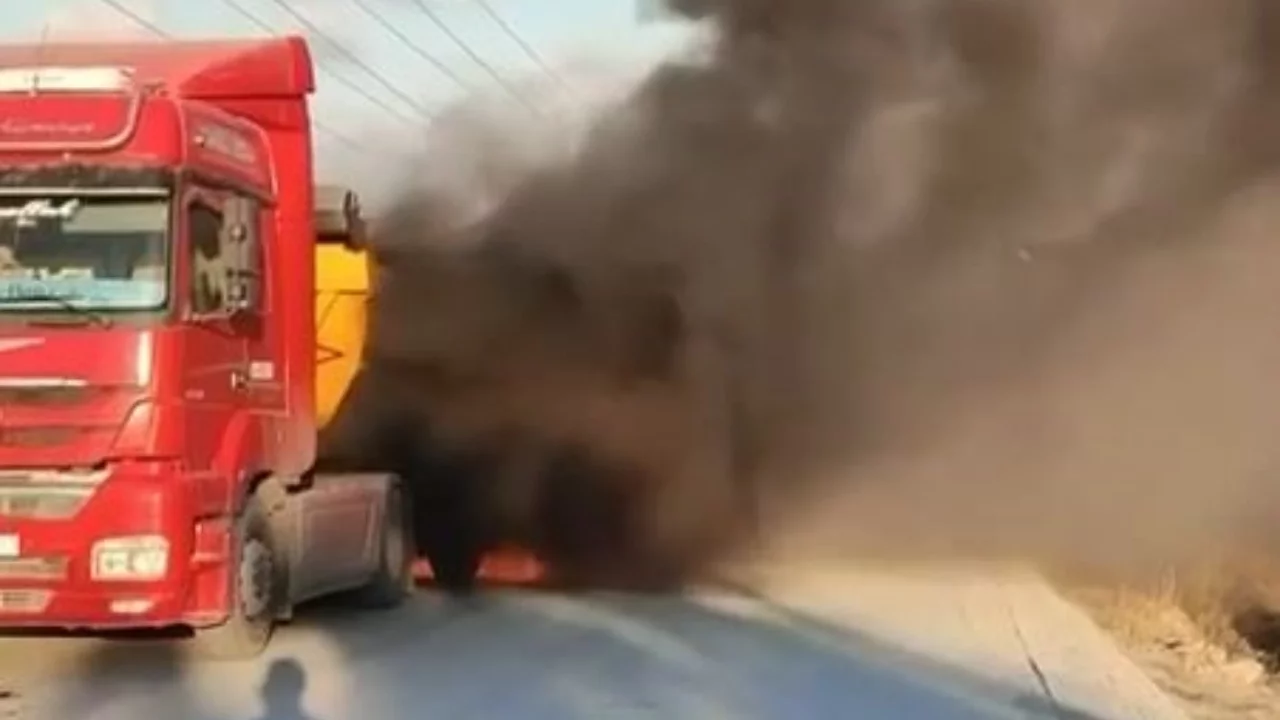 İstanbul'da hafriyat kamyonu alev alev yandı