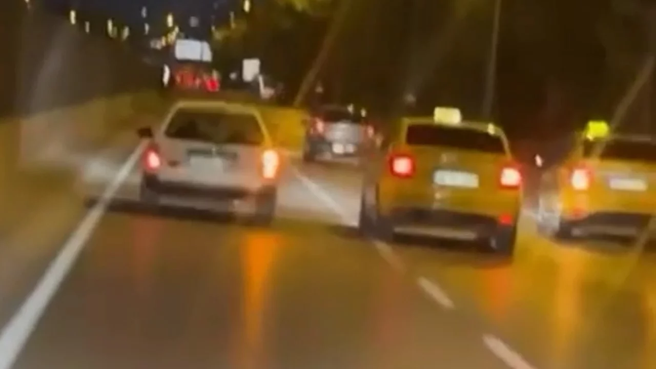 Bursa'da taksiciler aracı sıkıştırdı! Tehlikeli anlar kamerada