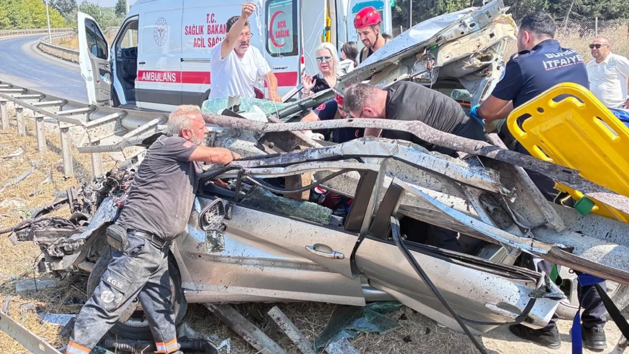 Bursa'da otomobilin bariyere çarptığı kazada ağır yaralanan sürücü kurtarılamadı